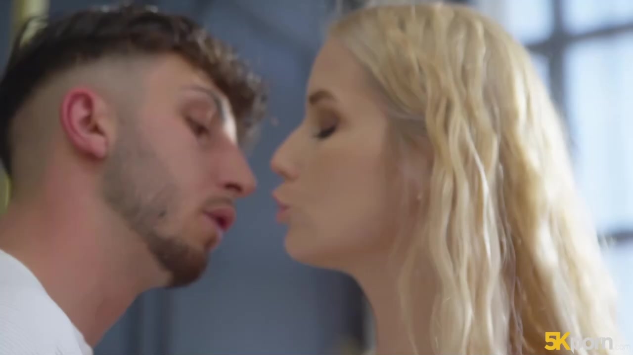 Прыжки на члене красотки - домашнее порно видео