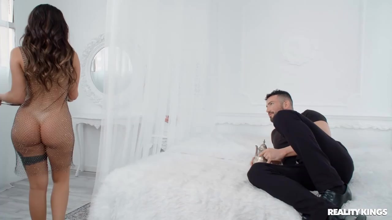 Пьяная жертва Чурбана анальный финал в ротик.